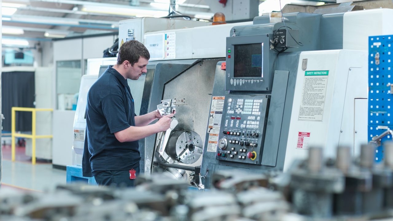 OPERADOR E PREPARADOR CNC